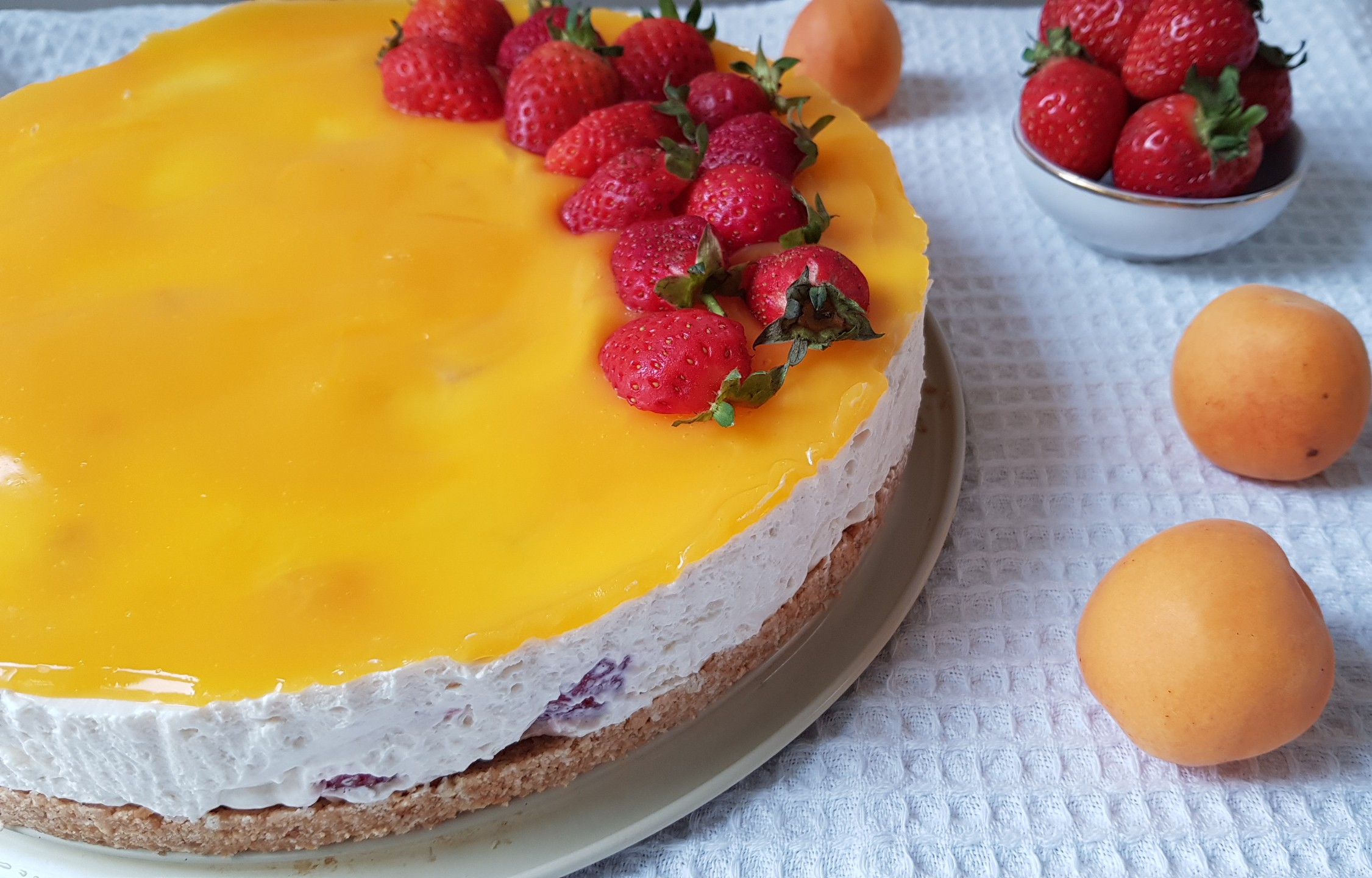 Desert cheesecake cu capsuni si caise