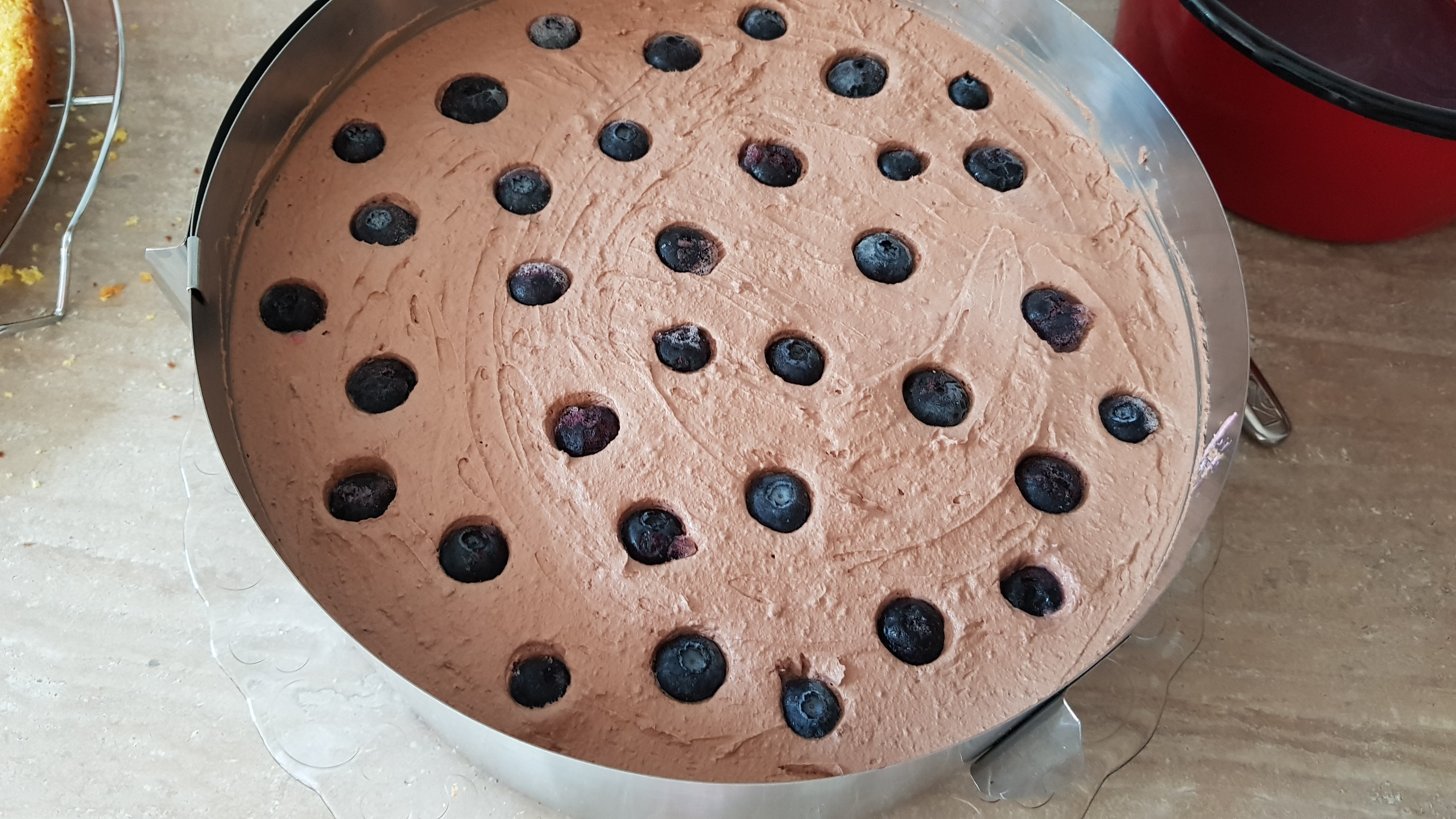 Desert tort cu mousse de ciocolata si fructe de padure