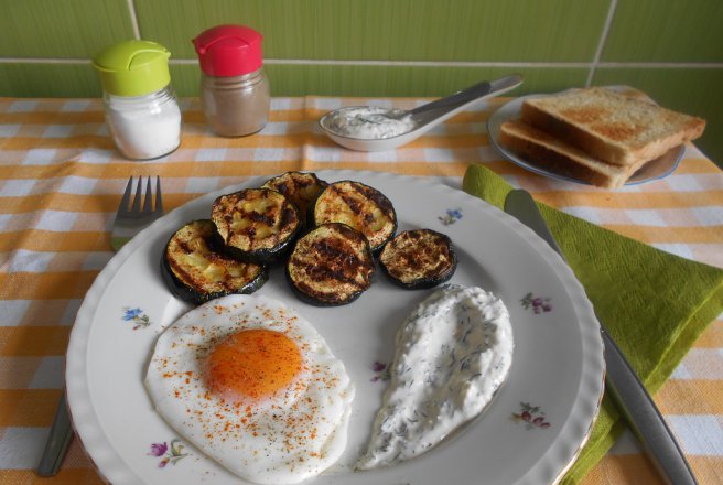 Zucchini la grill, cu ochiuri si sos din iaurt si usturoi