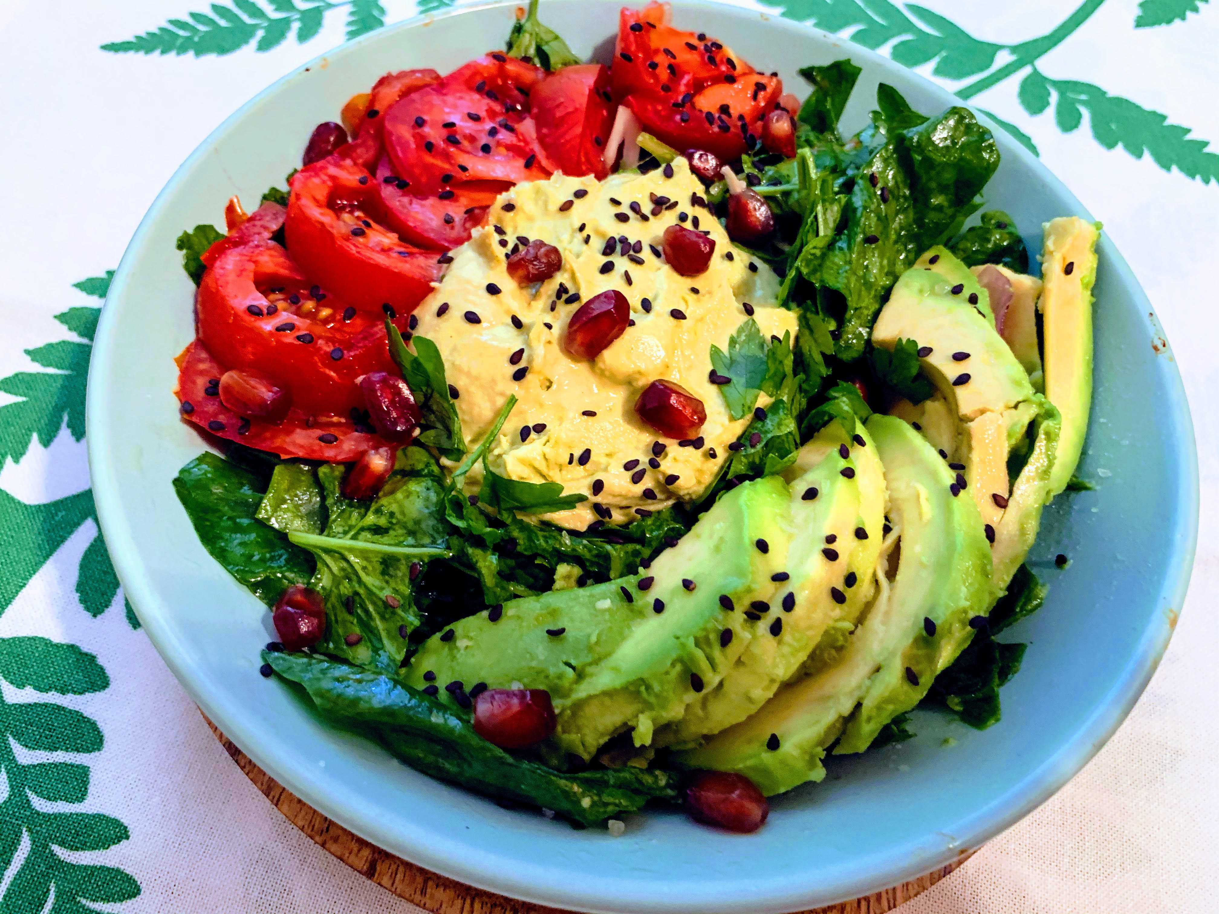 Salata de mangold cu humus, avocado si rosii