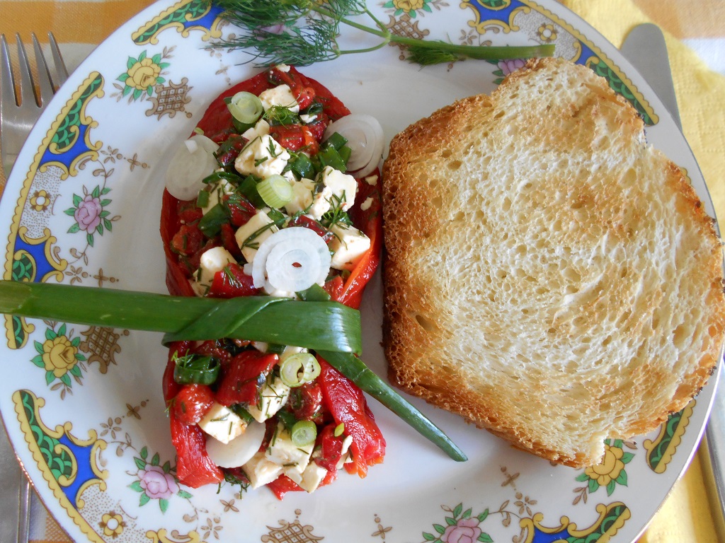 Salata de ardei capia copti, cu telemea si ceapa verde