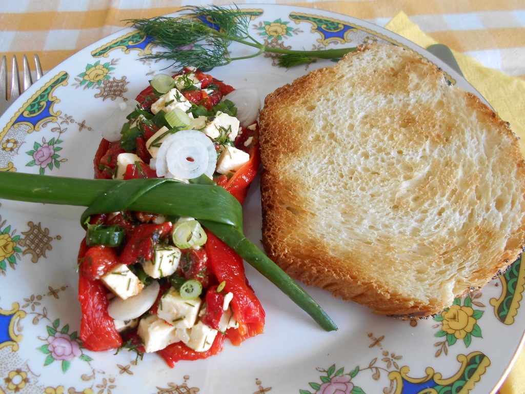 Salata de ardei capia copti, cu telemea si ceapa verde