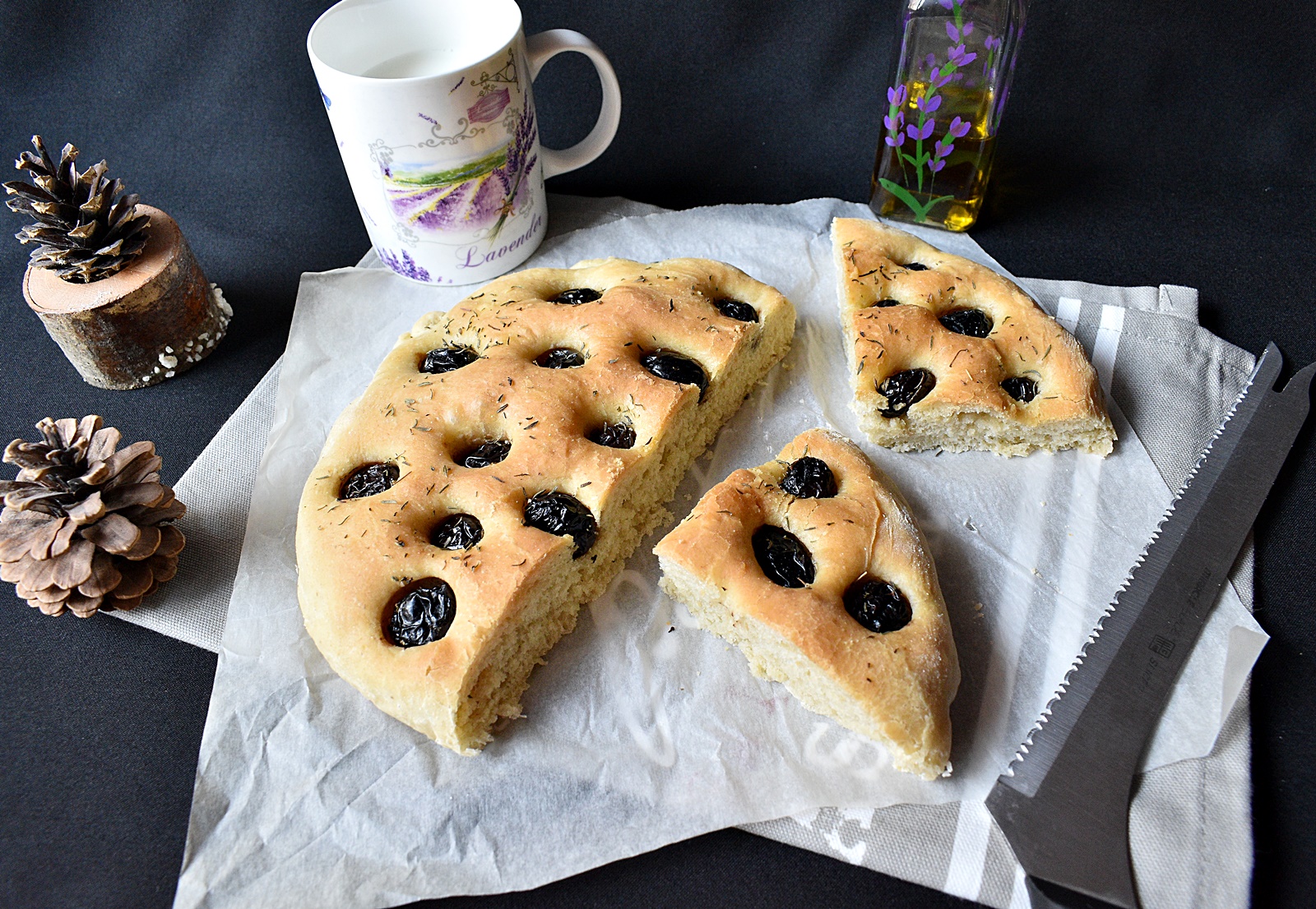 Focaccia cu masline si rozmarin