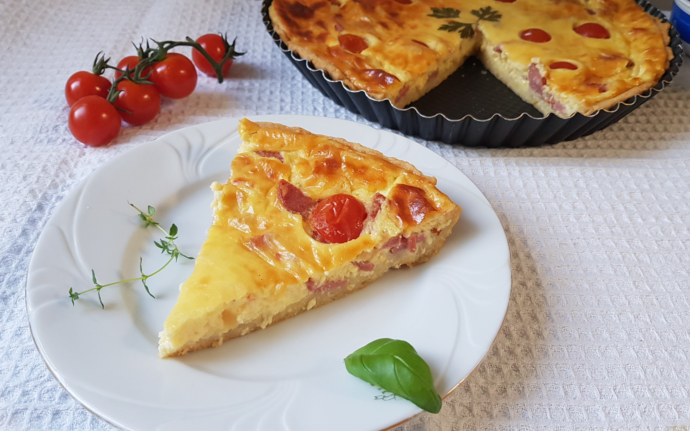 Aperitiv tarta cu branza si carnati