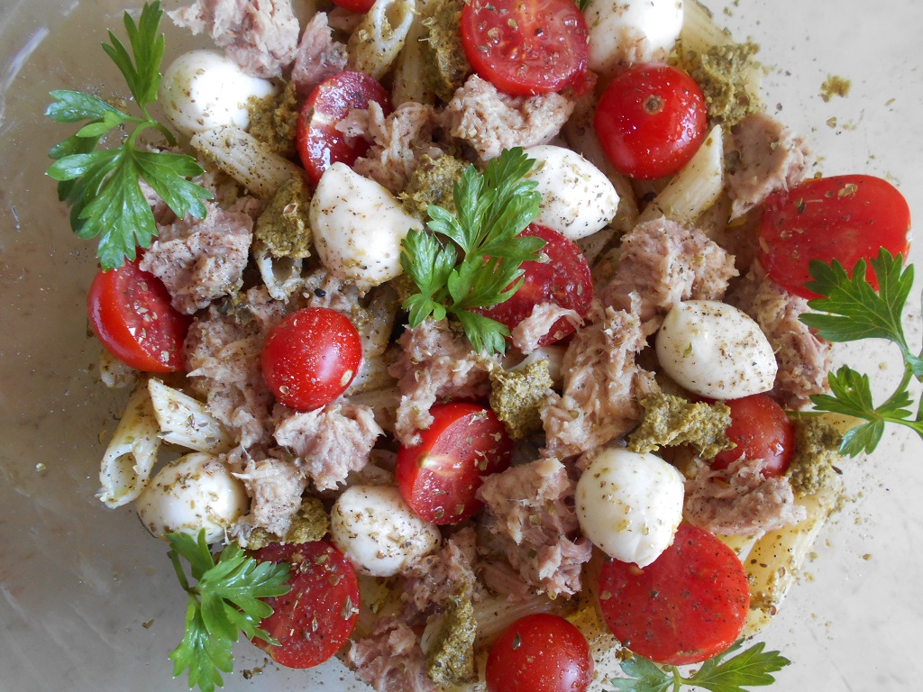 Salata mediteraneana, cu paste, ton, rosii cherry si pesto