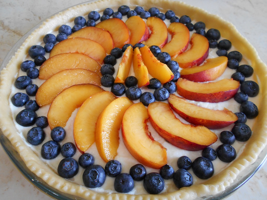 Desert tarta cu branza dulce, nectarine si afine