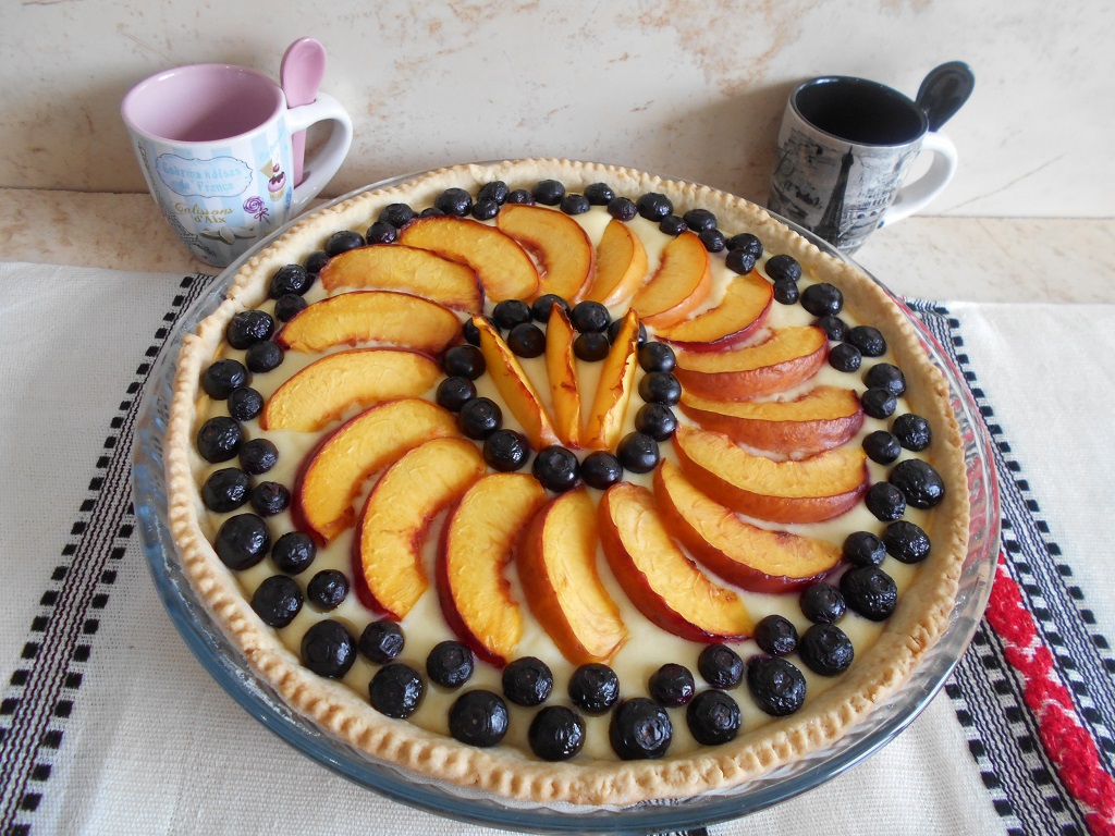 Desert tarta cu branza dulce, nectarine si afine