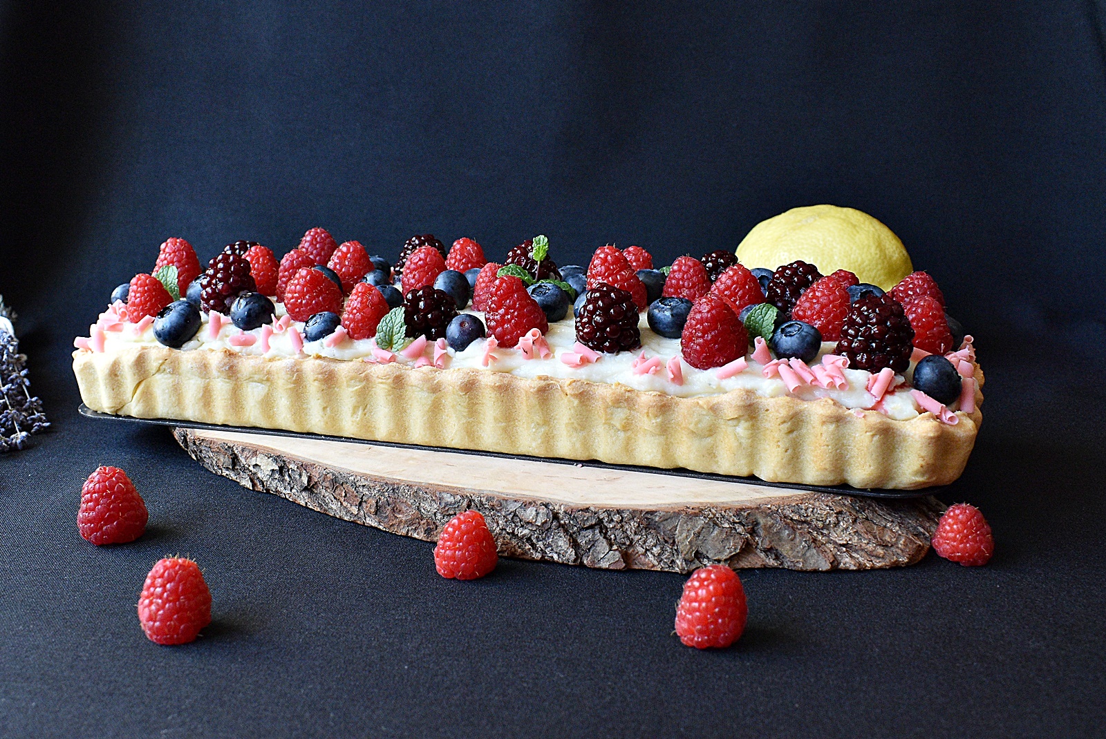 Desert tarta cu crema de lamaie si fructe de padure