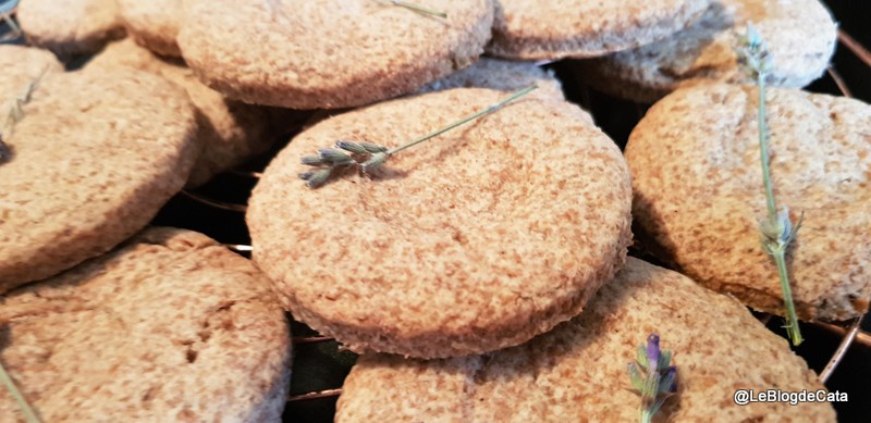 Desert biscuiti din faina de alac, parfumati cu lavanda