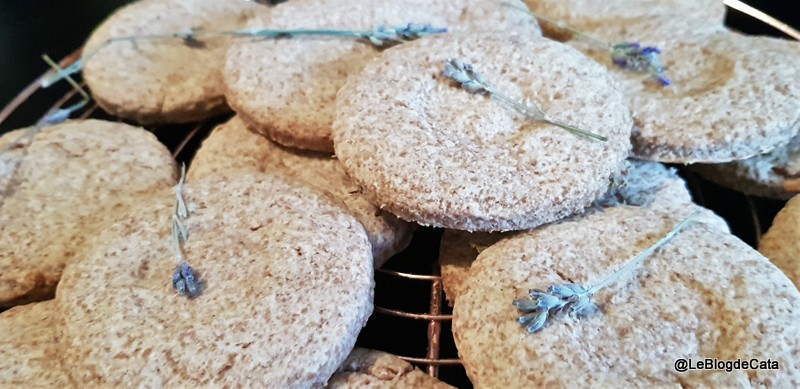 Desert biscuiti din faina de alac, parfumati cu lavanda