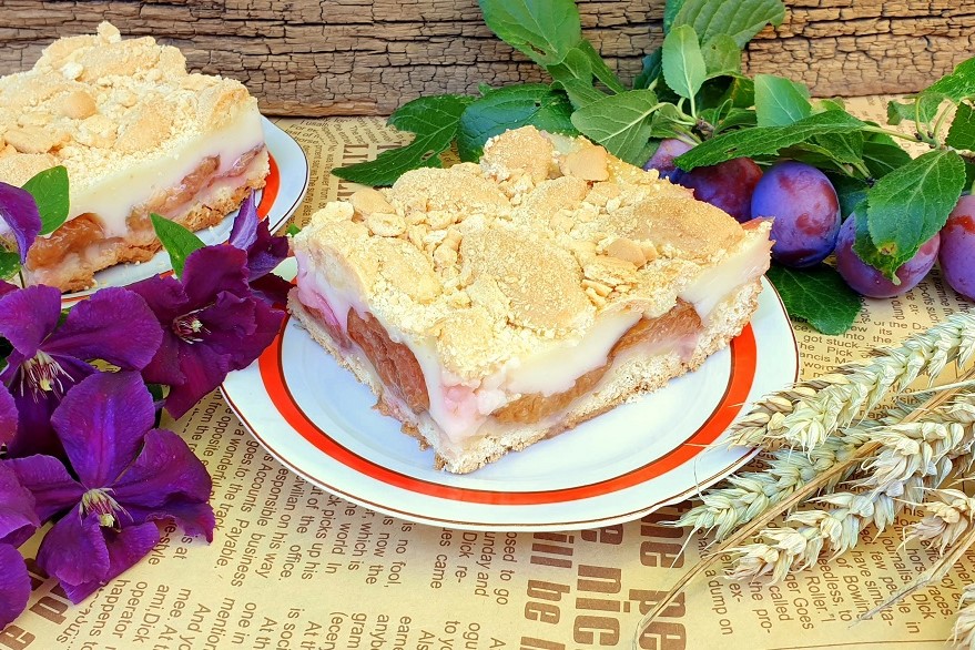 Desert prajitura cu prune, crema de lapte si biscuiti