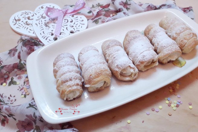 Desert rulouri cu foietaj de casa si crema de lamaie