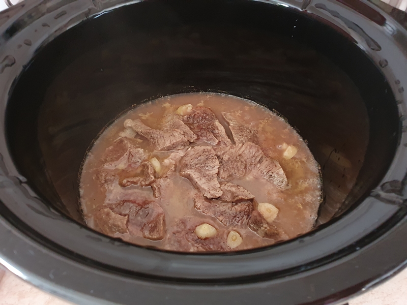 Pulpa de manzat de vita cu sos de vin la slow cooker Crock Pot