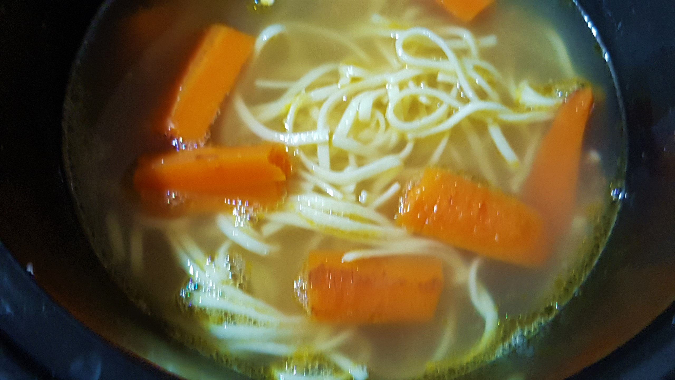 Supa de gaina cu taitei preparata la slow cooker Crock Pot