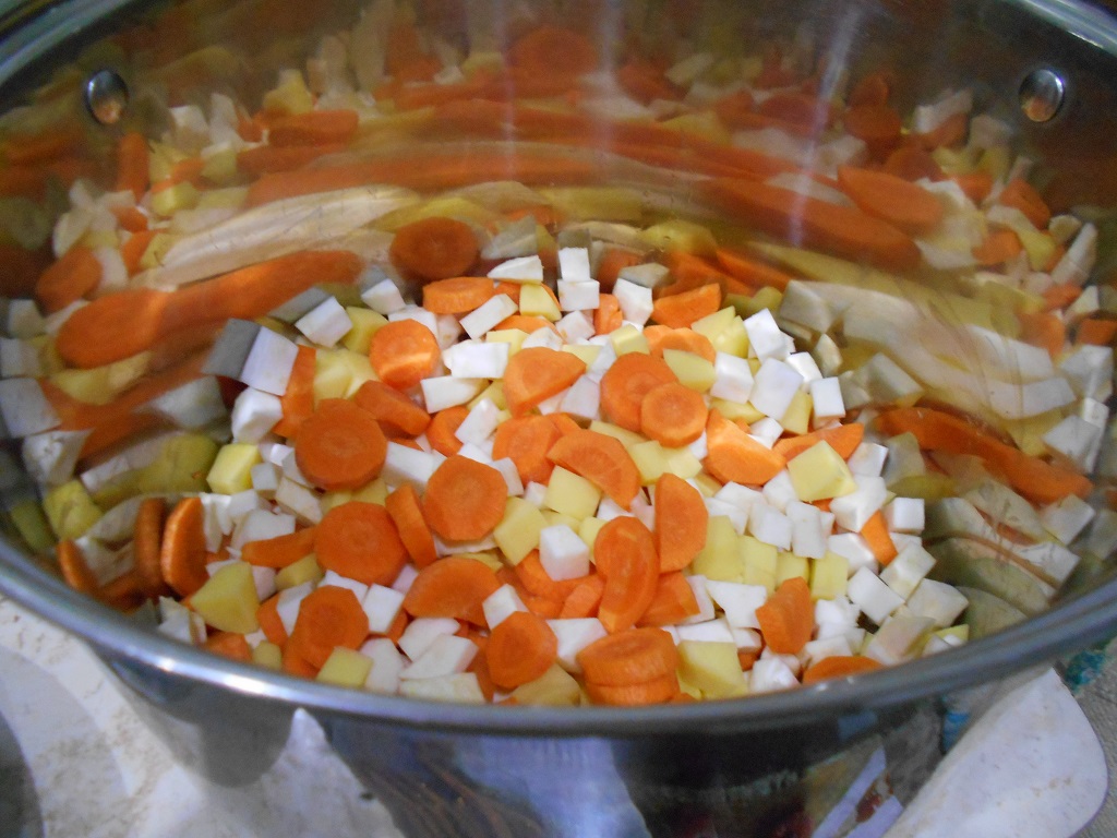 Supa crema de morcovi si telina, cu crutoane si afumatura