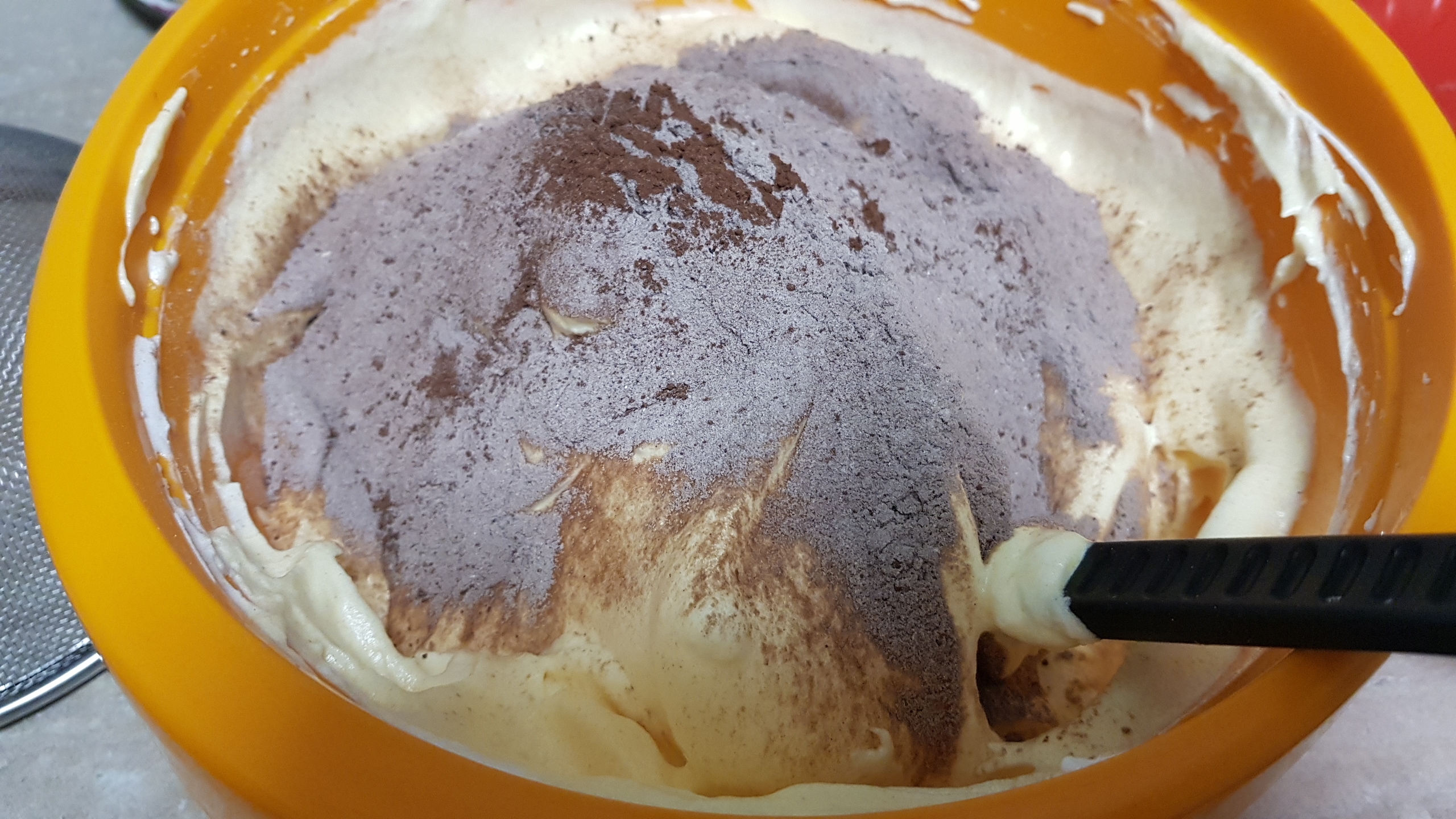 Desert tort cu crema de ciocolata, crema cu mascarpone si fructe