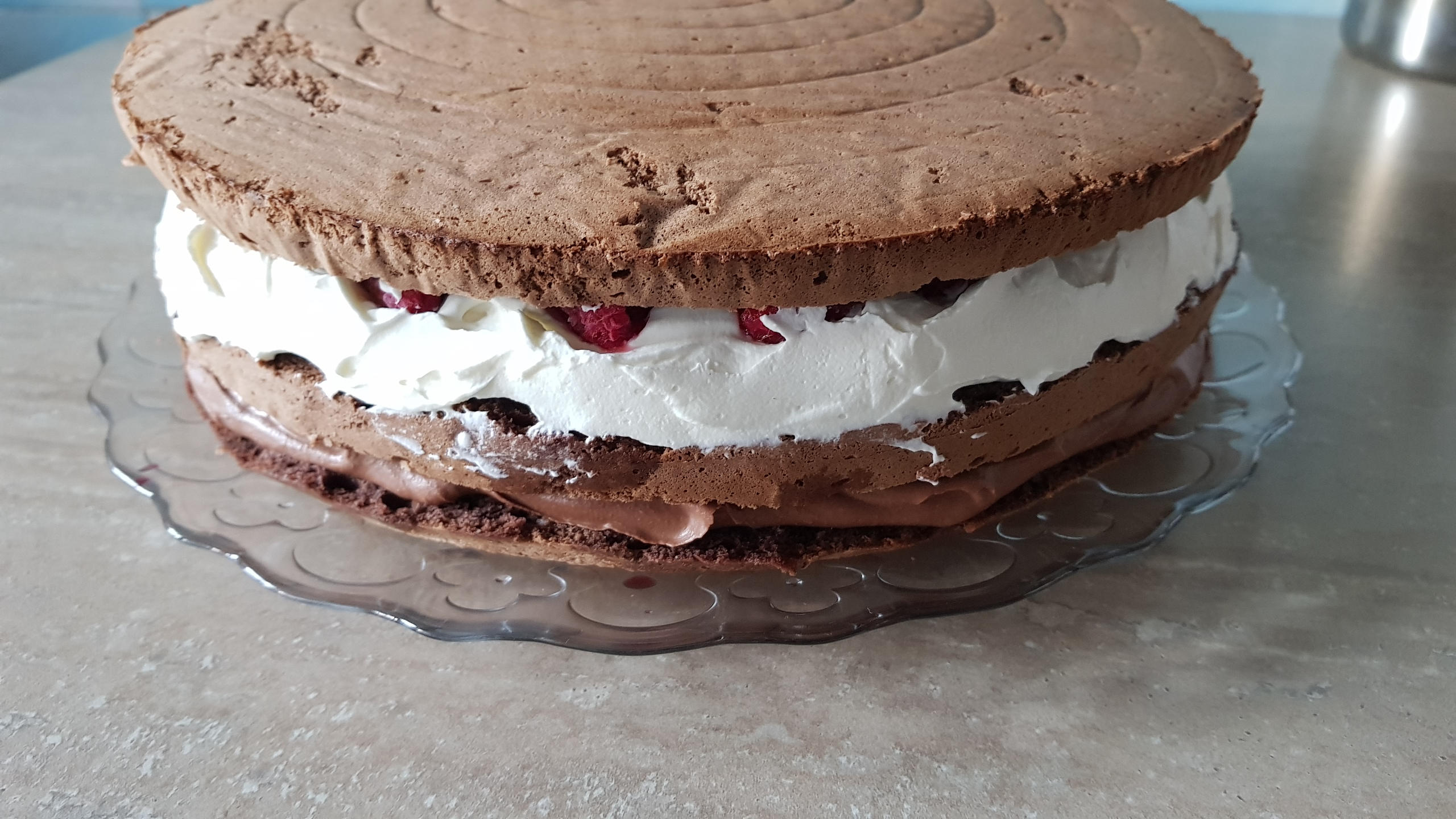 Desert tort cu crema de ciocolata, crema cu mascarpone si fructe