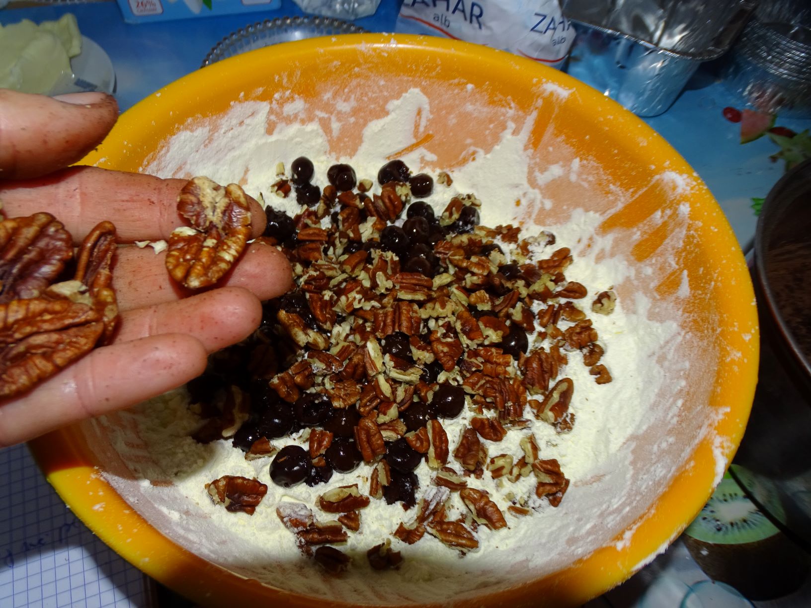 Desert ciocolata de casa cu cirese amare alcoolice si nuci pecan