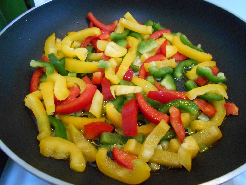 Salata calda de paste, cu legume si mozzarella