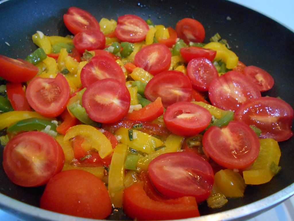 Salata calda de paste, cu legume si mozzarella