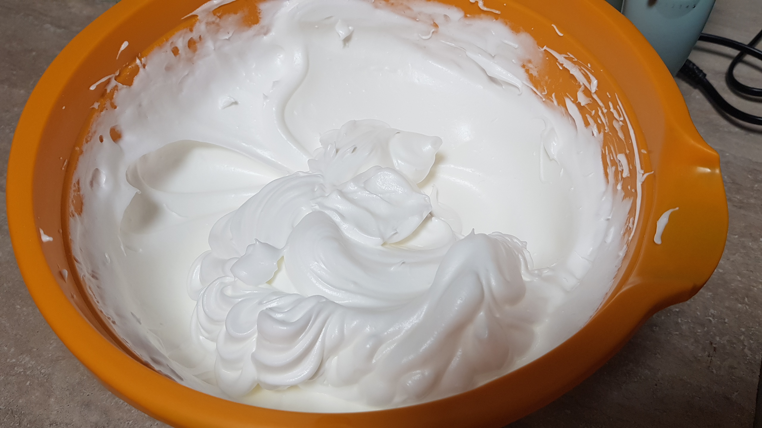 Prajitura cu crema de lamaie - Deliciu pufost si aromat