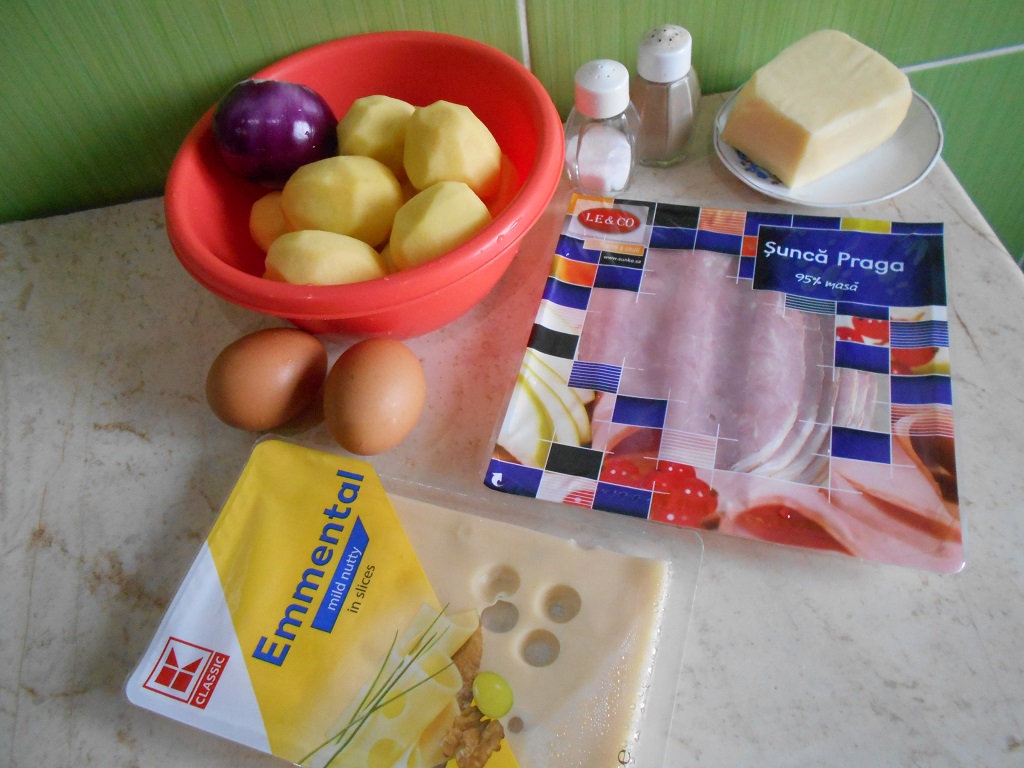 Aperitiv rulada de cartofi, cu sunca si cascaval
