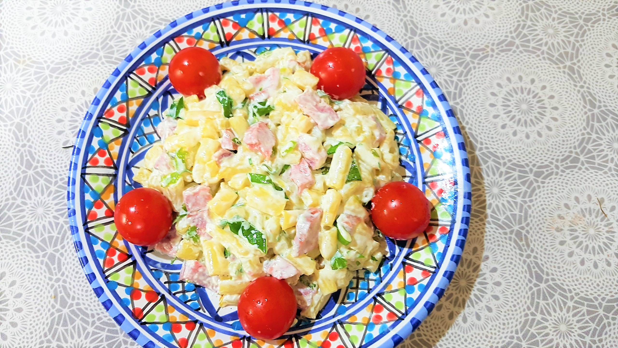 Salata de fasole galbena pastai cu salam vanatoresc