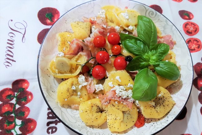 Tortellini cu prosciutto si feta