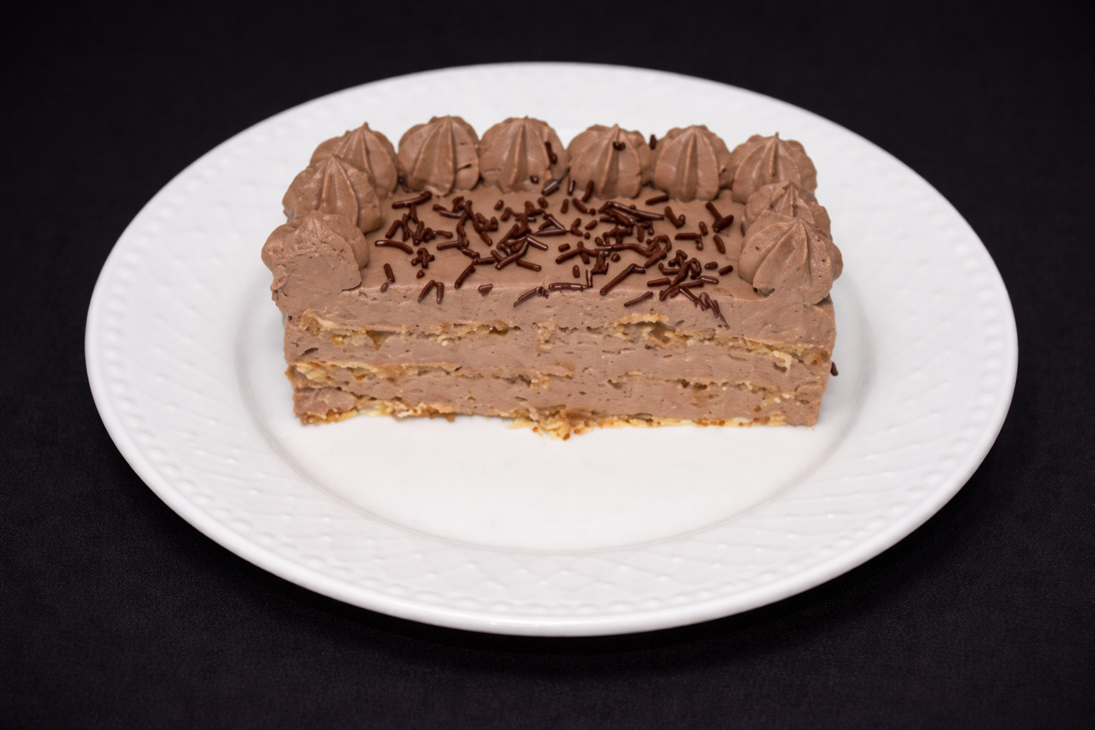 Desert prajitura cu blat din albusuri cu nuca si crema de ciocolata