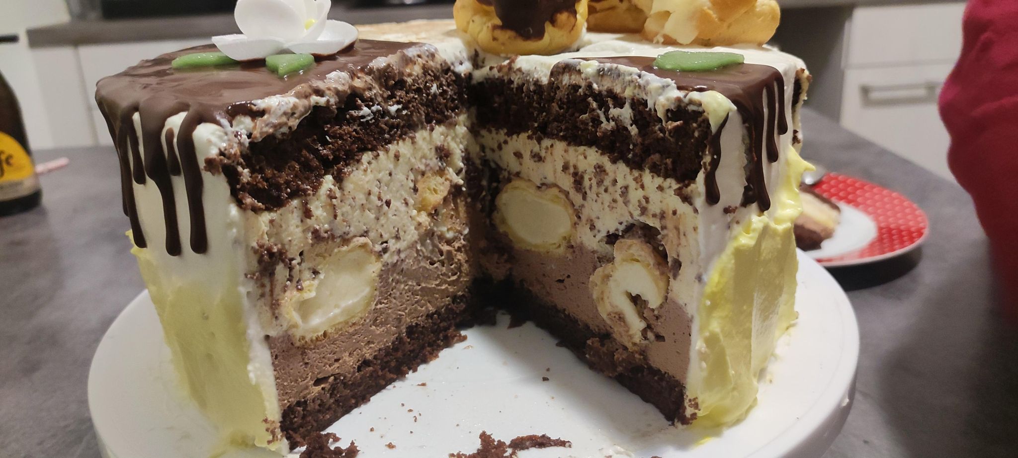 Desert tort profiterol cu ciocolata si portocale