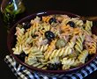 Salata de fusilli tricolore cu ton si castraveti acri-1