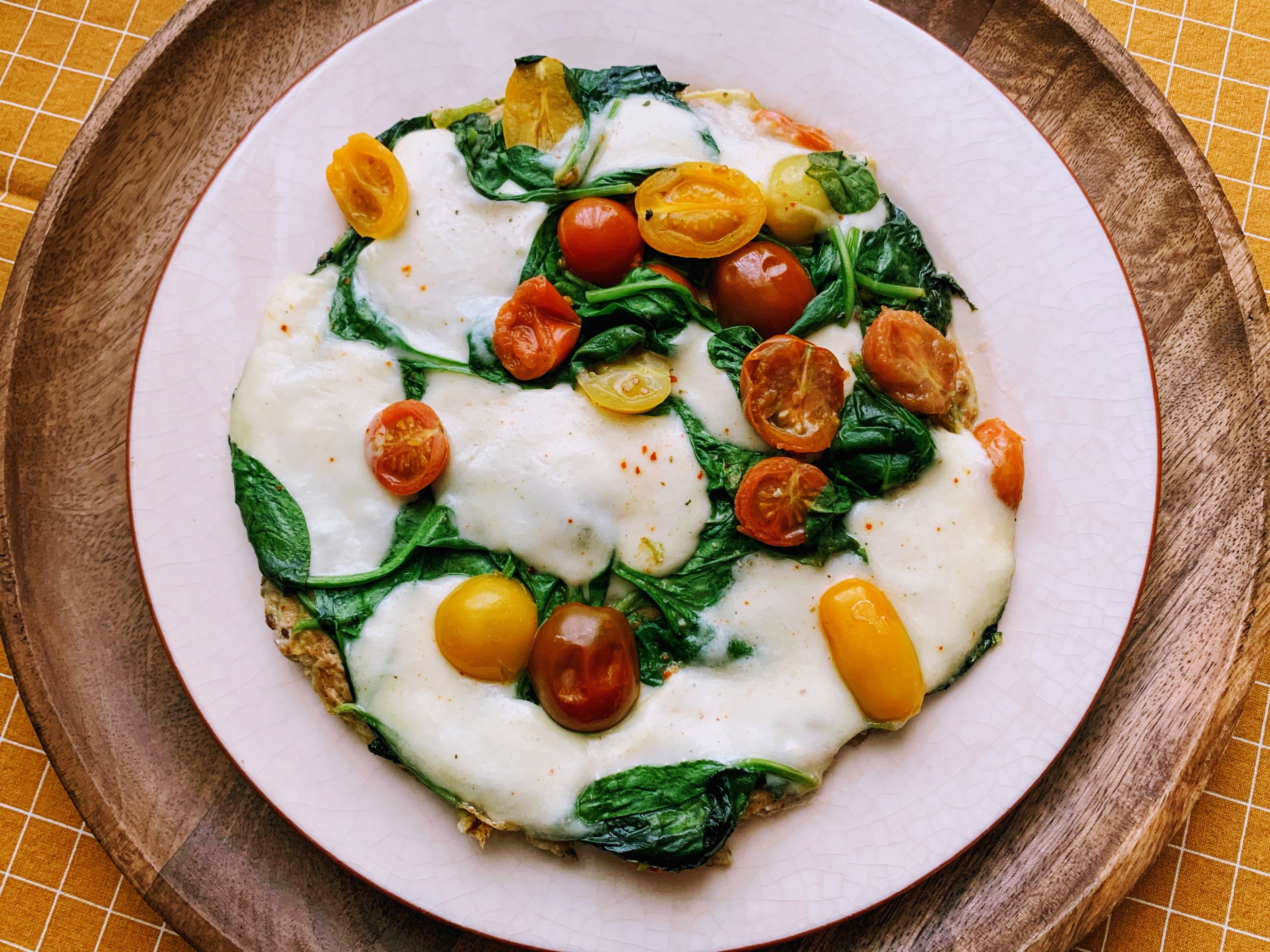 Pizza vegetariana cu blat de zucchini, preparata la tigaie