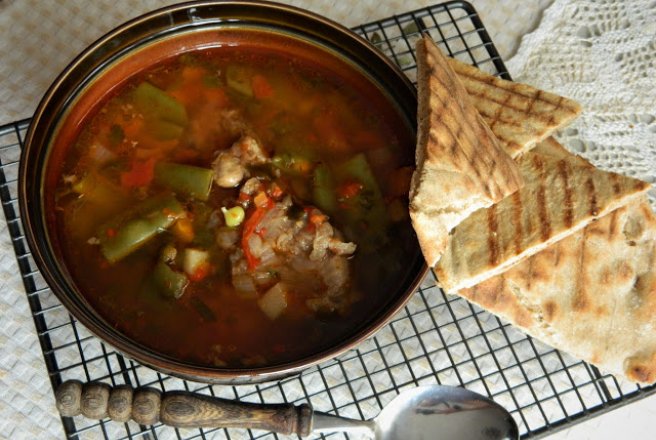 Bors de fasole verde cu carne de porc