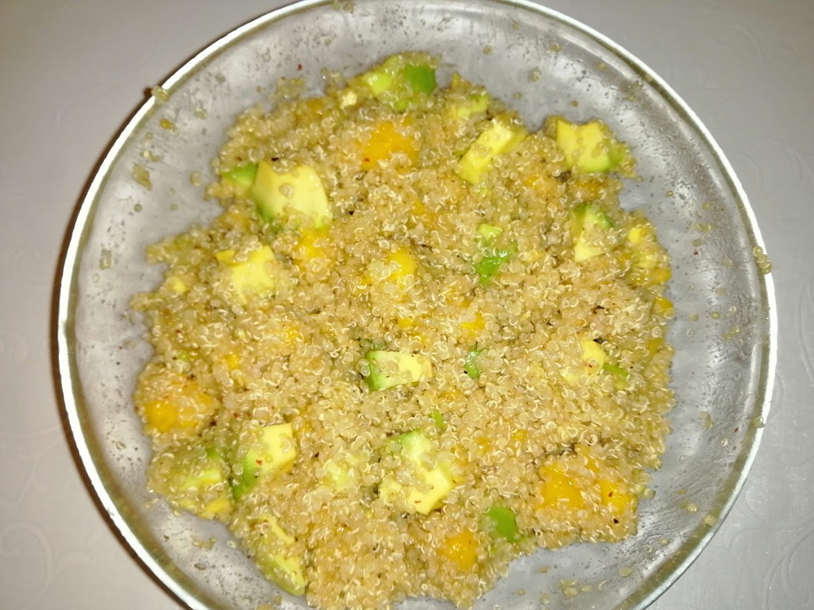 Ardei gras umplut cu quinoa, mango si avocado