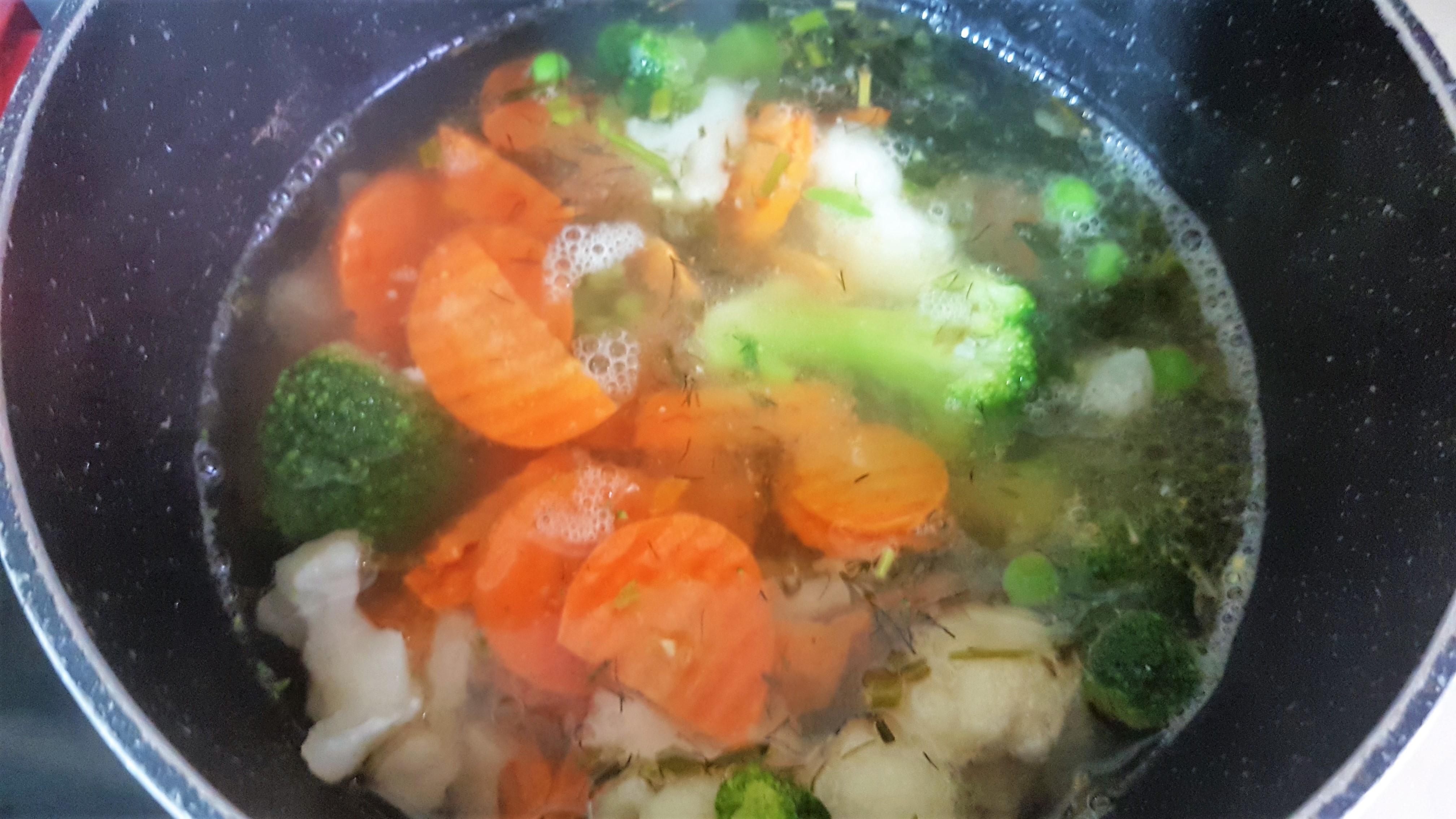 Supa de curcan cu mazare, conopida, broccoli si galuscute