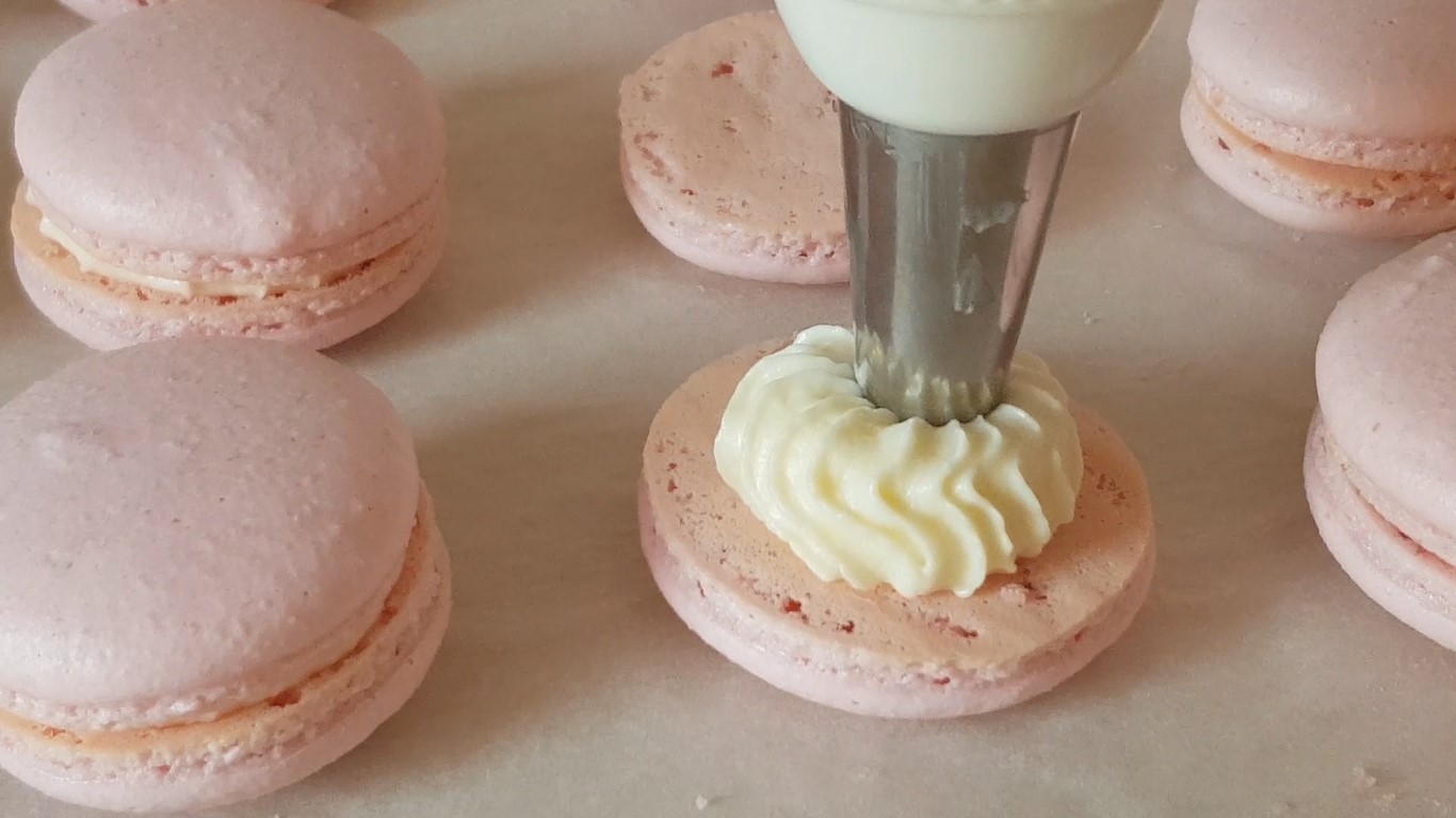 Desert macarons cu crema de branza