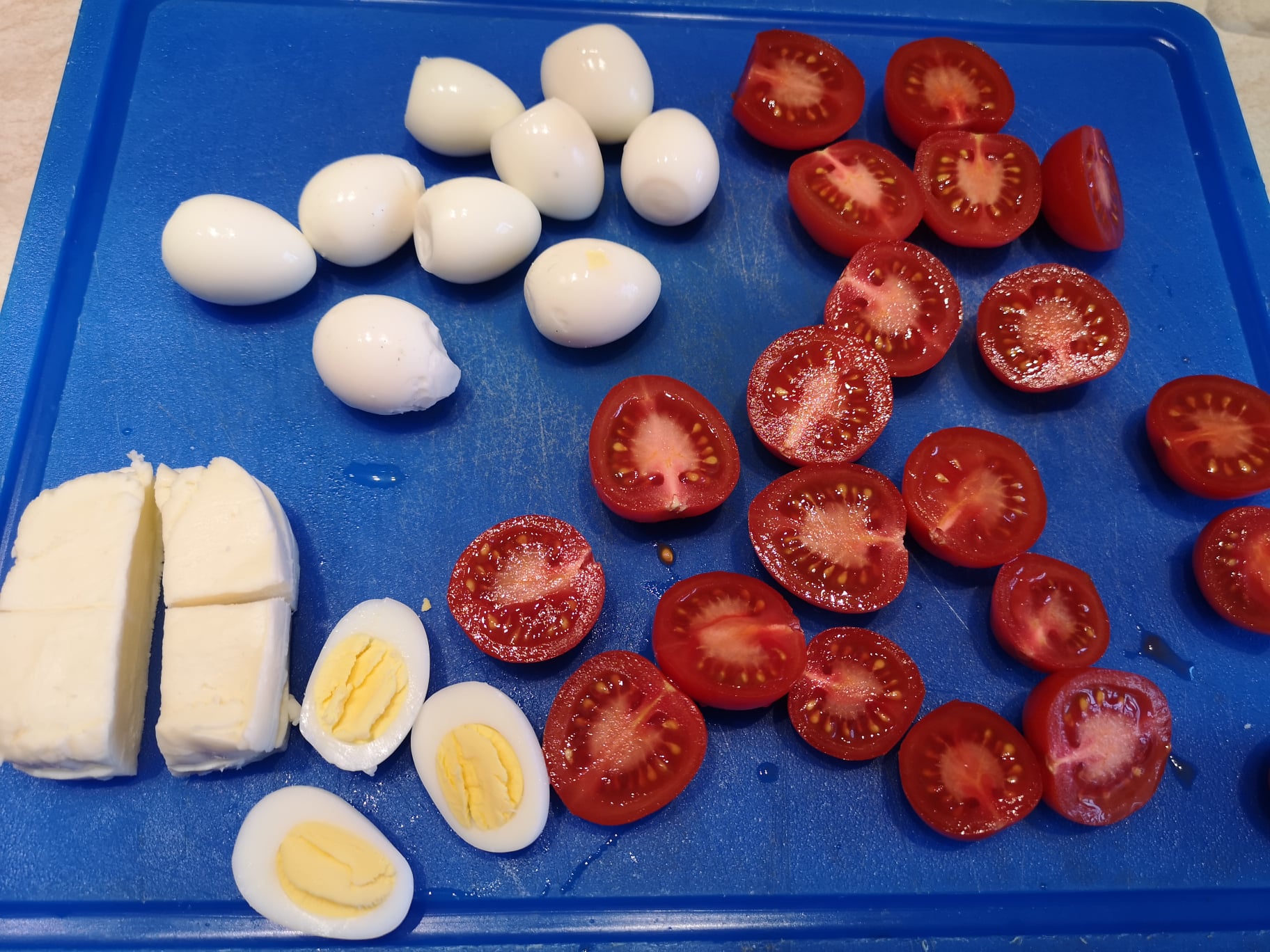 Placinta cu mozzarella, oua de prepelita si rosii cherry