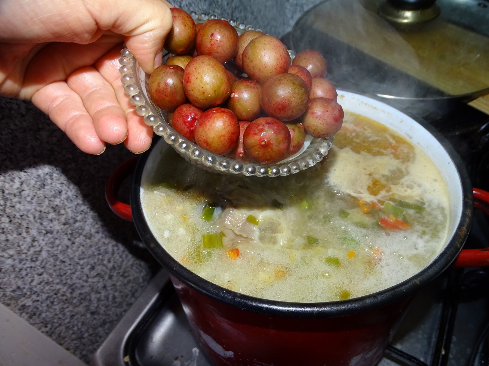 Ciorba de miel cu stir rosu si zarzare rosii