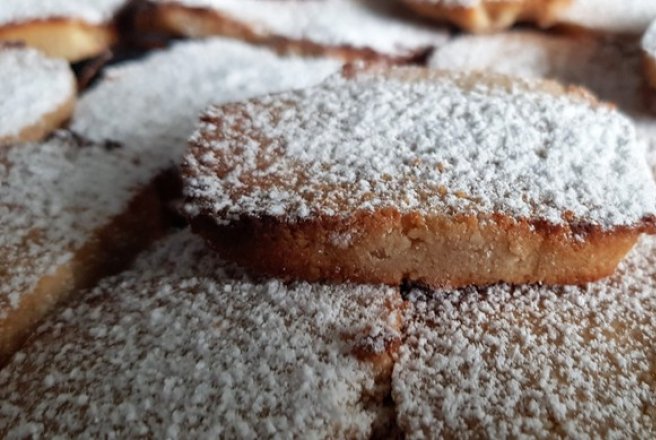 Desert biscuiti cu migdale si jeleu de gutui (fara gluten, low carb)