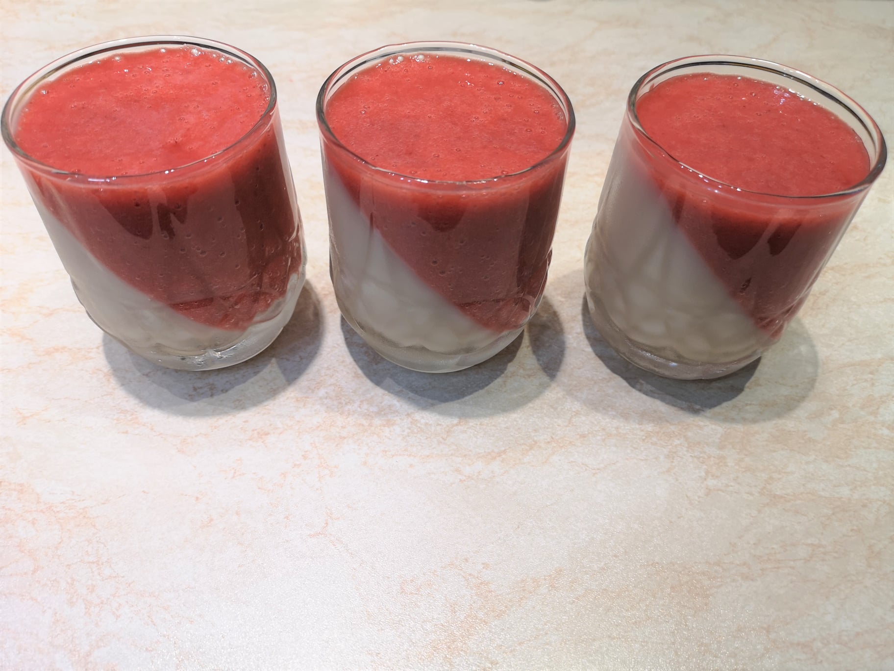 Desert panna cotta cu capsuni la pahar