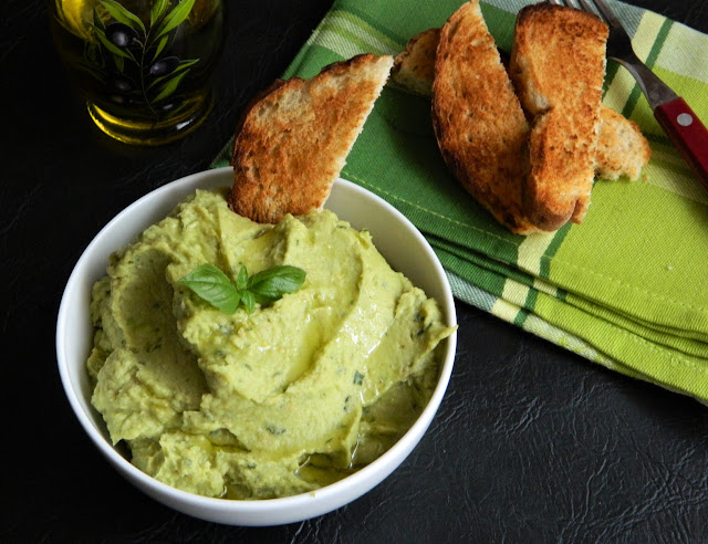 Pasta de naut cu avocado si busuioc