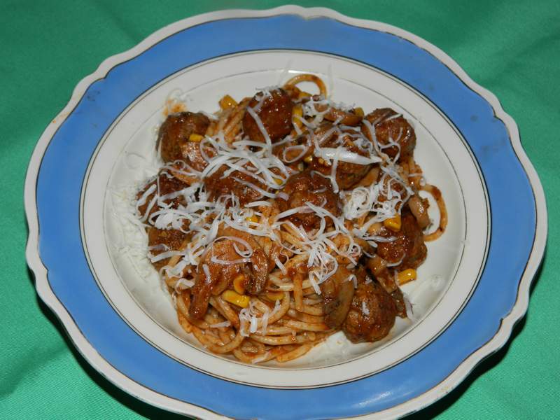 Spaghetti con le polpettine (spaghete cu chiftelute)