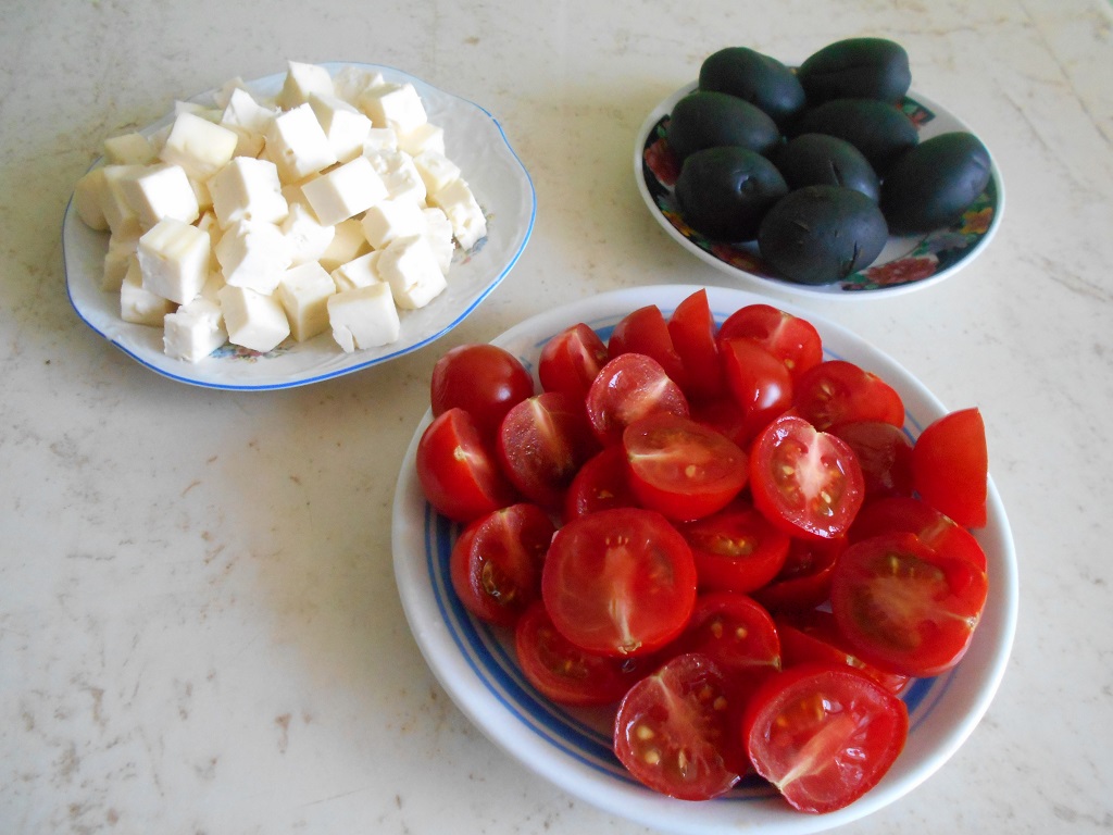 Salata calda cu paste, ardei grasi si telemea