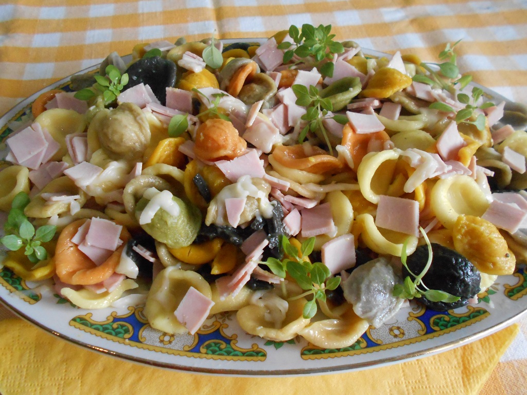 Orecchiette colorate, cu unt, sunca si cascaval