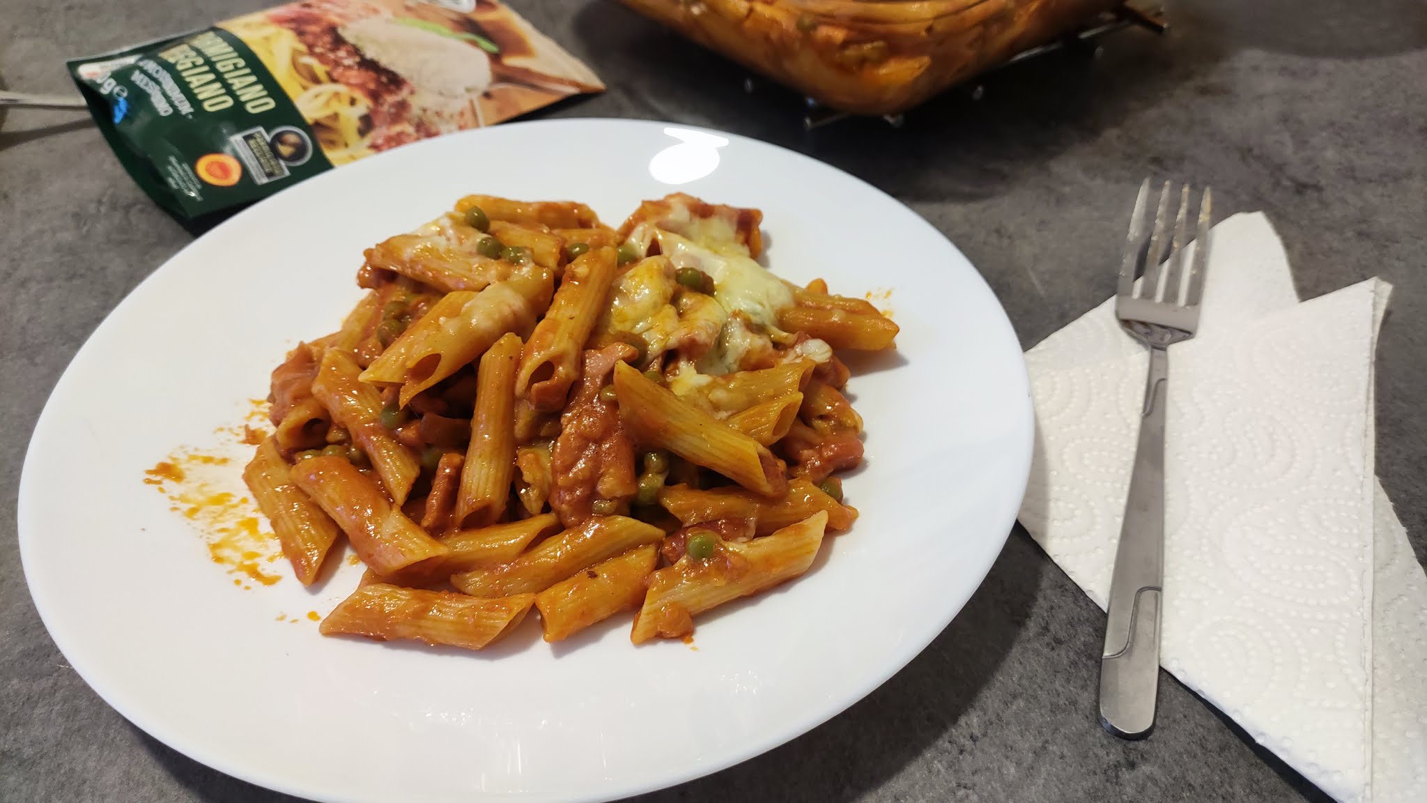 Paste (penne) cu bacon, mazare si suc de rosii