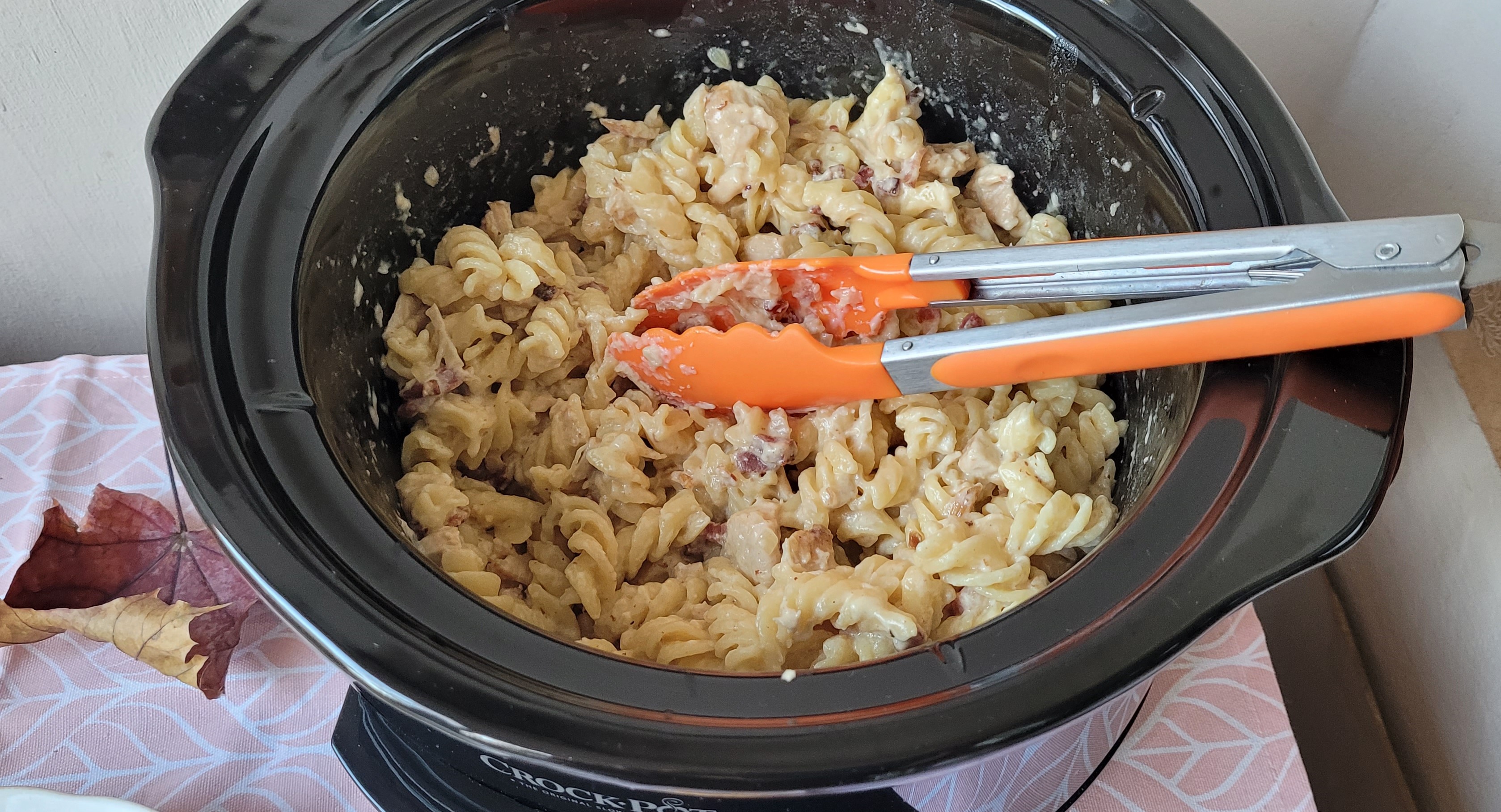 Paste cu pui si bacon in sos, la slow cooker Crock Pot