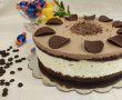 Desert tort cu blat din albusuri, mousse de oreo si cafea-10