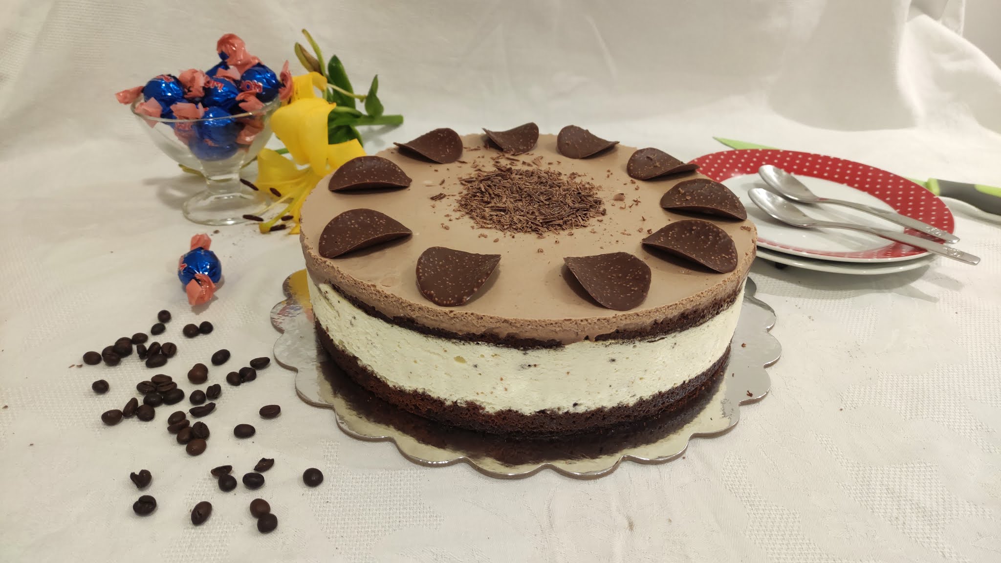 Desert tort cu blat din albusuri, mousse de oreo si cafea