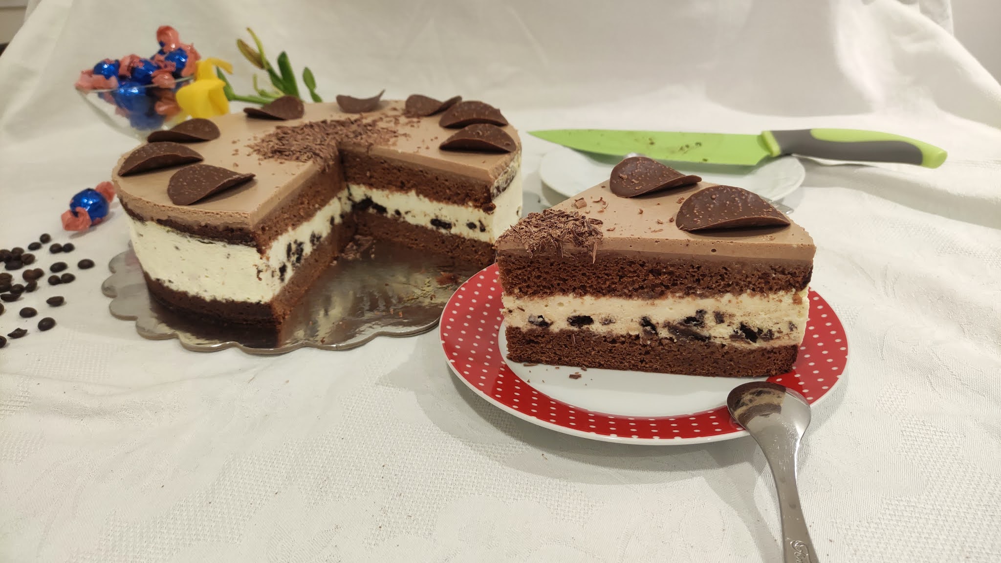 Desert tort cu blat din albusuri, mousse de oreo si cafea