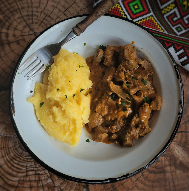 Tocanita din organe de miel cu mamaliguta